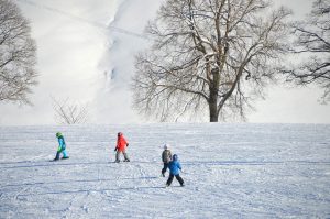 children-skiing